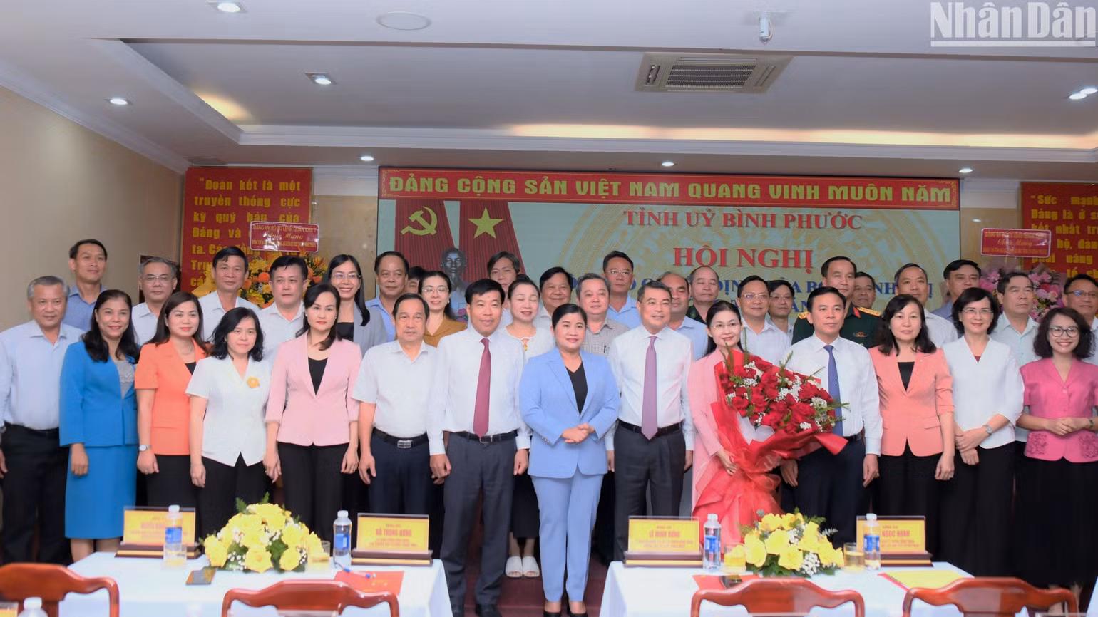 Các đại biểu chụp hình lưu niệm với tân Bí thư tỉnh ủy Bình Phước. Các đại biểu chụp hình lưu niệm với tân Bí thư tỉnh ủy Bình Phước.
