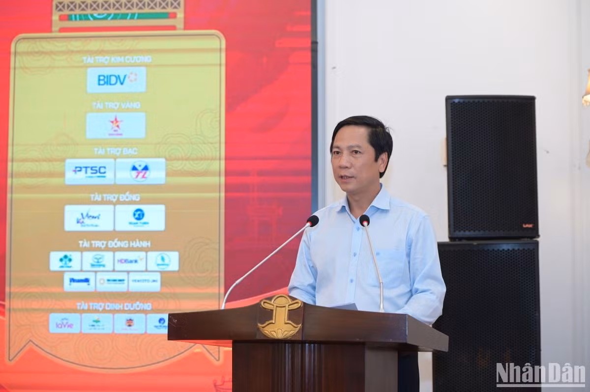 Ông Hoàng Nam, Phó Chủ tịch Ủy ban nhân dân tỉnh Quảng Trị phát biểu tại buổi họp báo.