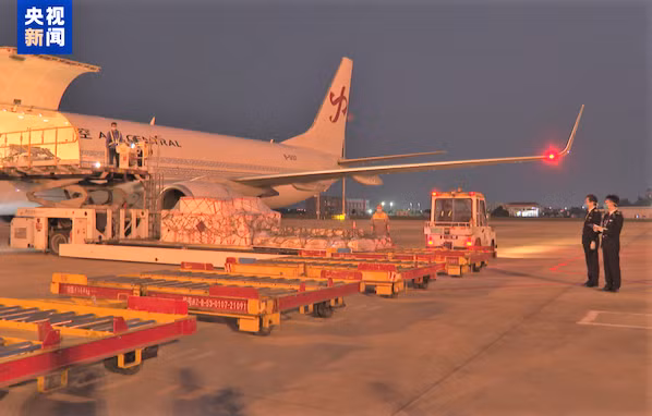 Lô sầu riêng Việt Nam đầu tiên xuất khẩu sang Trung Quốc qua đường hàng không. (Ảnh: CCTV) Lô sầu riêng Việt Nam đầu tiên xuất khẩu sang Trung Quốc qua đường hàng không. (Ảnh: CCTV)