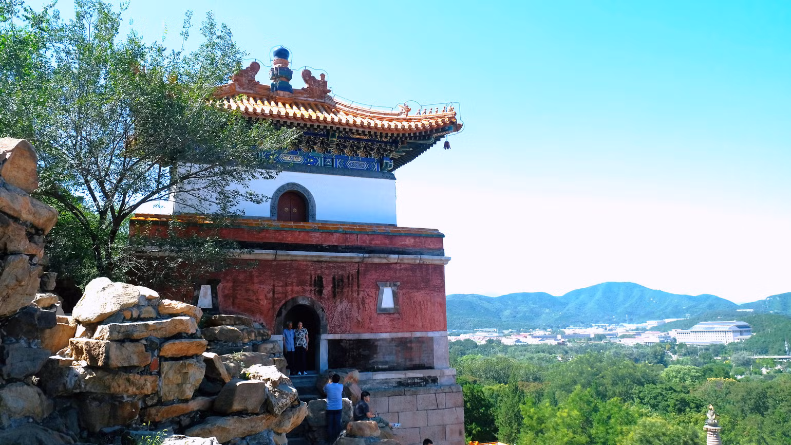 Một góc Tứ đại bộ châu - cụm công trình kiến trúc Phật giáo Tây Tạng. (Ảnh: HỮU HƯNG)
