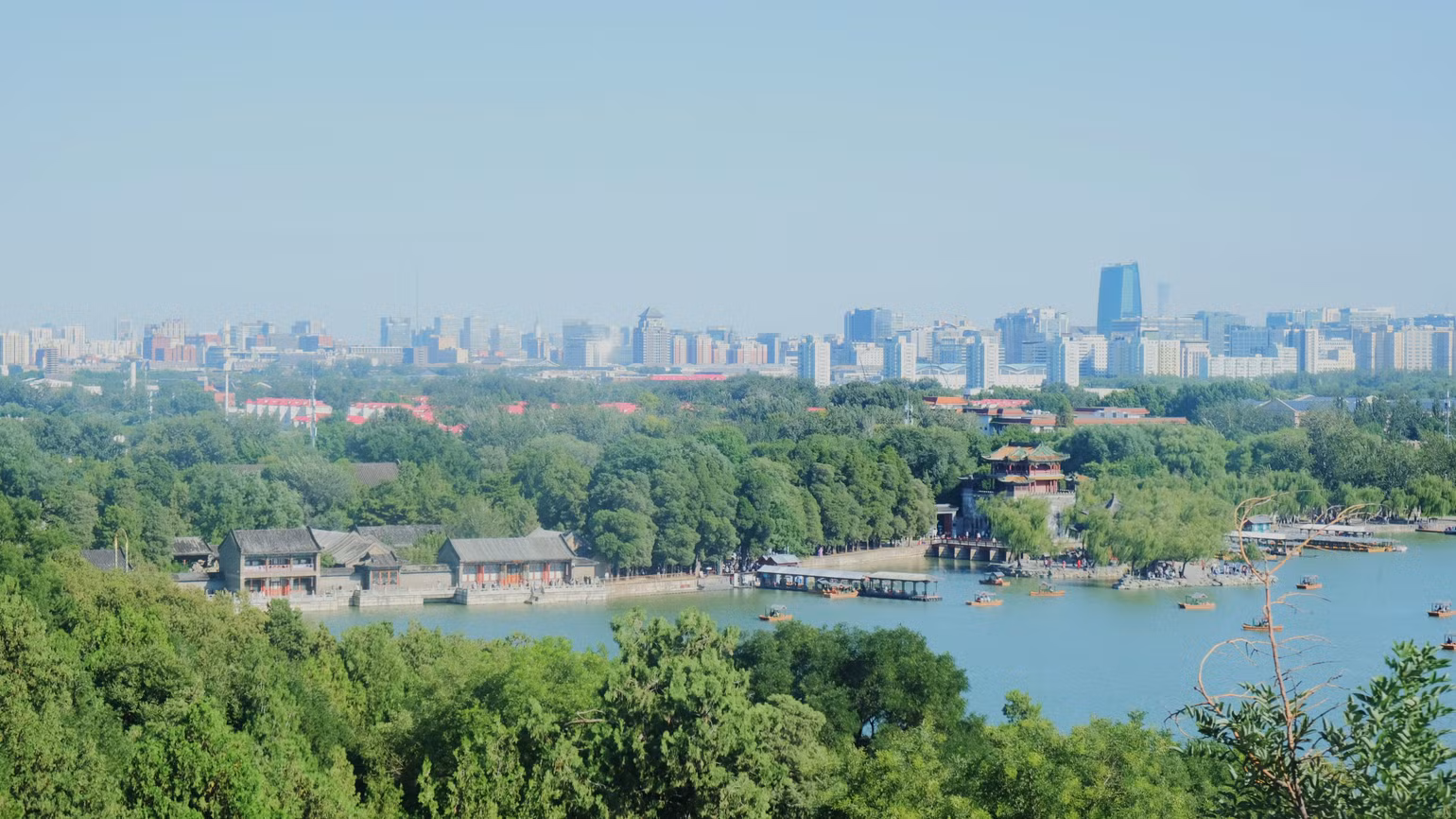 Một Di Hòa viên xanh tươi, cổ kính nằm cạnh thành phố hiện đại. (Ảnh: HỮU HƯNG)
