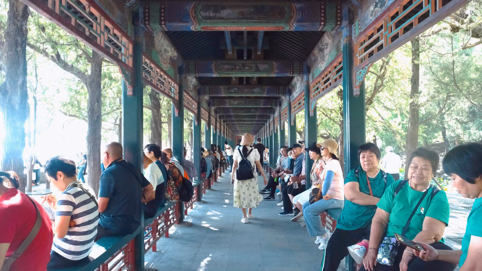 Du khách nghỉ chân tại "Trường Lang" trong Di Hòa viên. (Ảnh: HỮU HƯNG)