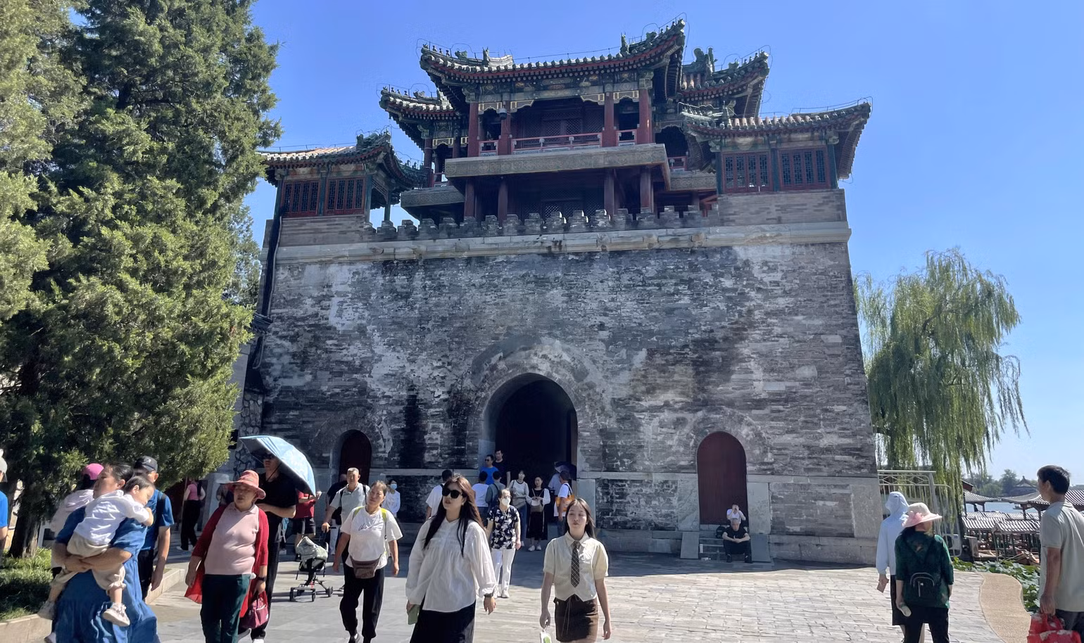 Di Hòa viên còn lưu giữ vẻ đẹp cổ kính, thu hút khá đông du khách. (Ảnh: HỮU HƯNG)
