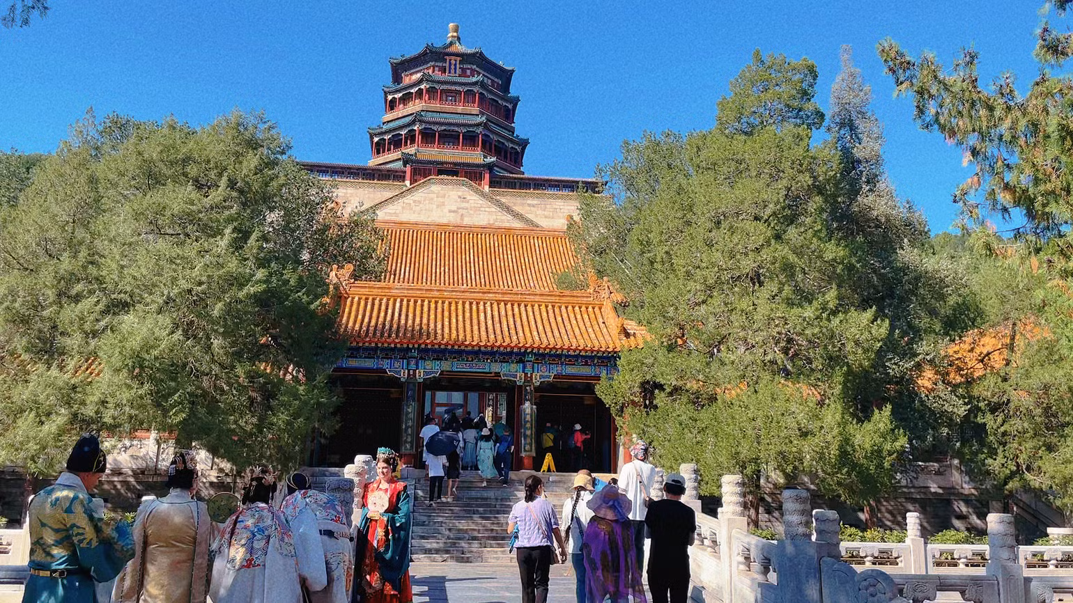 Du khách nước ngoài trong bộ cổ trang tại Di Hòa viên. (Ảnh: HỮU HƯNG)