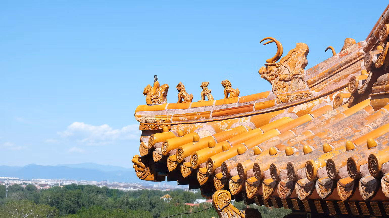 Tạo hình những con thú trên góc mái cung điện, thể hiện vị thế và quyền lực hoàng gia. (Ảnh: HỮU HƯNG)