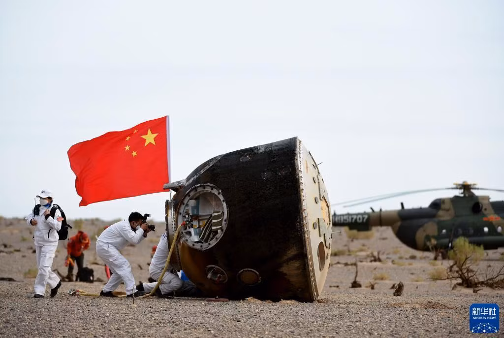 Mô-đun trở về Trái đất của tàu Thần Châu 15 tại bãi đáp Đông Phong. (Ảnh: Tân Hoa Xã) Mô-đun trở về Trái đất của tàu Thần Châu 15 tại bãi đáp Đông Phong. (Ảnh: Tân Hoa Xã)