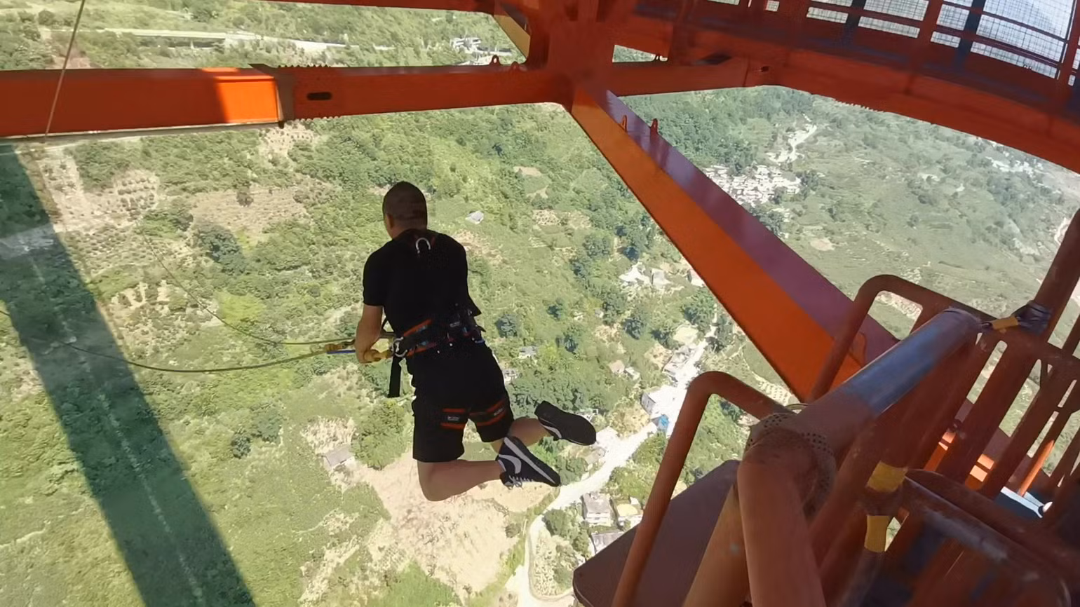 Trải nghiệm nhảy Bungee trên cầu Bá Lăng Hà. Trải nghiệm nhảy Bungee trên cầu Bá Lăng Hà.