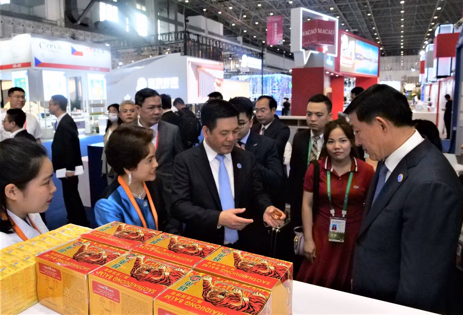 Các đại biểu tham quan các sản phẩm Việt Nam. (Ảnh: HỮU HƯNG) Các đại biểu tham quan các sản phẩm Việt Nam. (Ảnh: HỮU HƯNG)