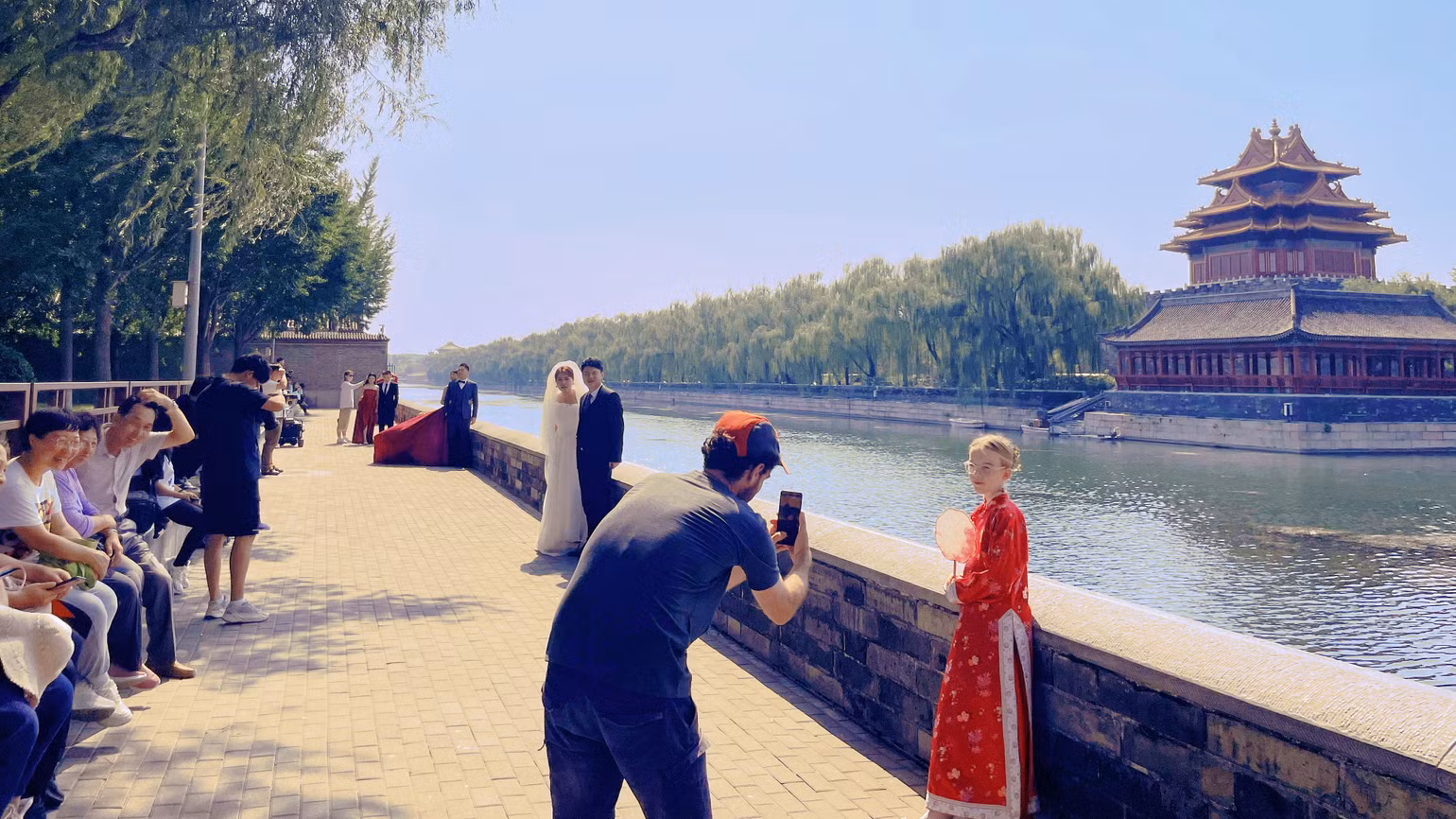 Những du khách nước ngoài check-in tại Cố Cung. (Ảnh: HỮU HƯNG)