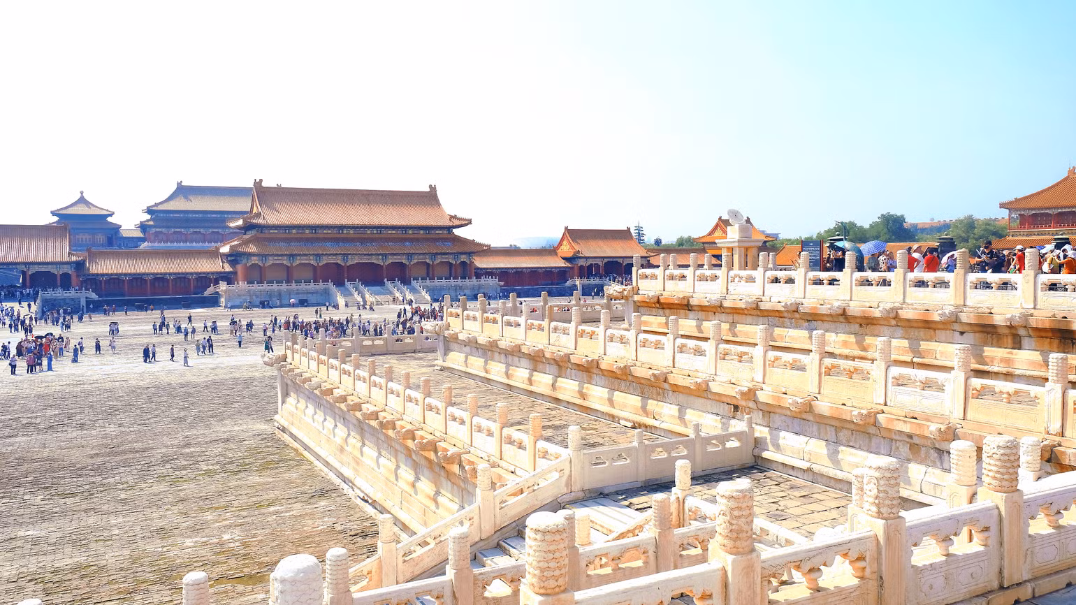 Một quần thể cung điện nguy nga, tráng lệ. (Ảnh: HỮU HƯNG)
