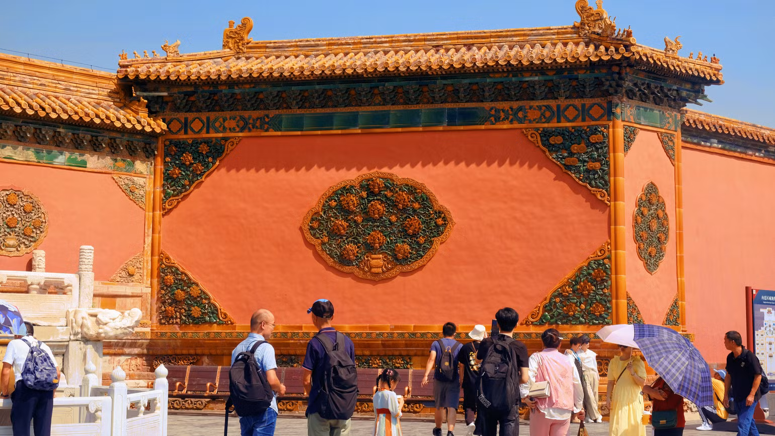 Những họa tiết trang trí cầu kỳ trong khuôn viên Cố Cung. (Ảnh: HỮU HƯNG)