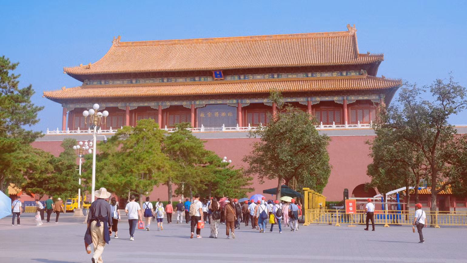 Du khách vào tham quan Cố Cung qua cổng Đoan Môn. (Ảnh: HỮU HƯNG)