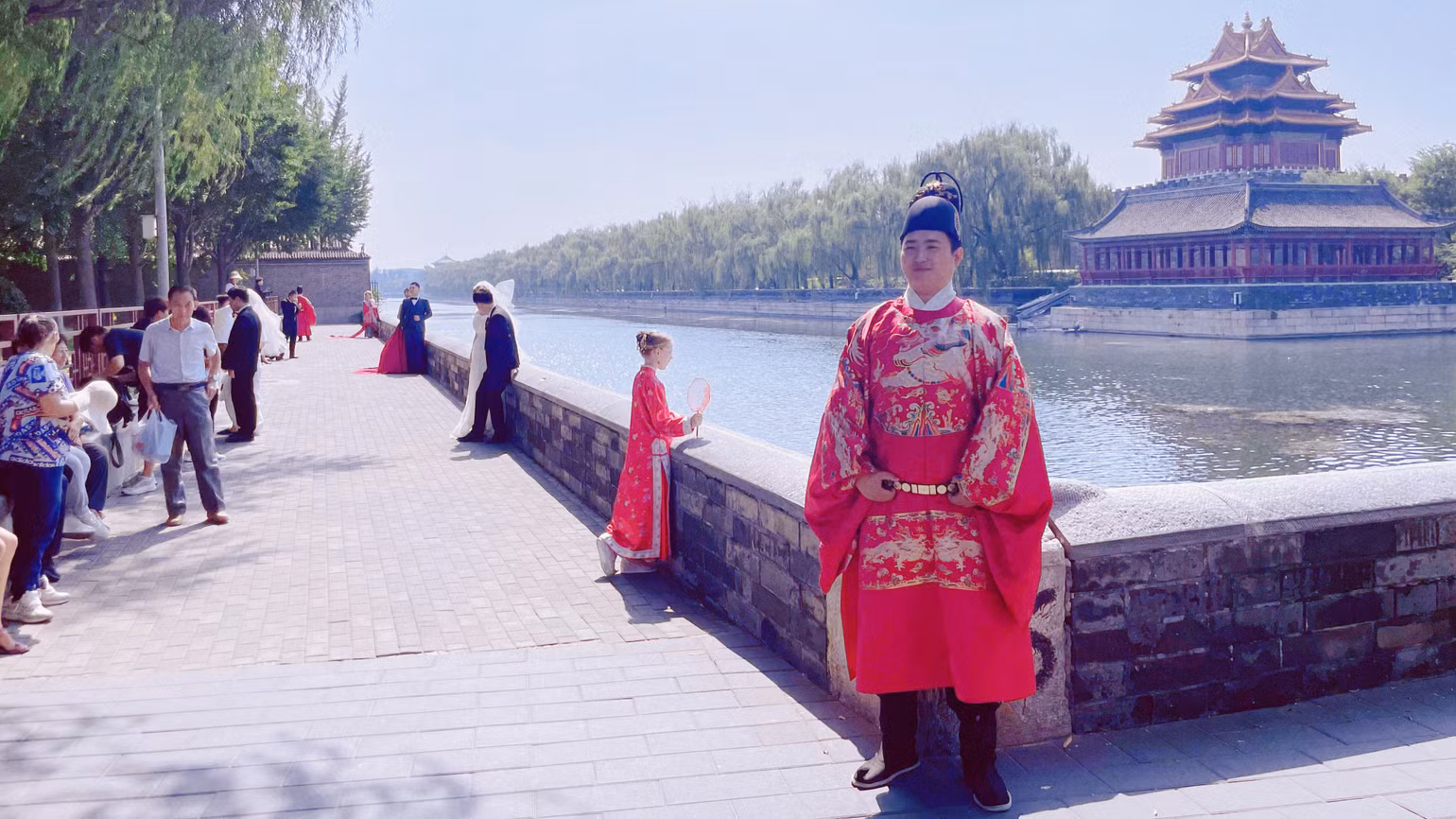 Một du khách trong trang phục truyền thống thời nhà Minh. (Ảnh: HỮU HƯNG)