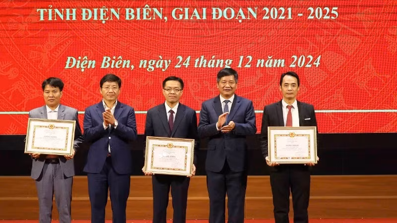 Đồng chí Mùa A Vảng, Ủy viên dự khuyết Trung ương Đảng, Chủ tịch Ủy ban Trung ương Mặt trận Tổ quốc Việt Nam tỉnh Điện Biên và đồng chí Lê Thành Đô, Chủ tịch Ủy ban nhân dân tỉnh Điện Biên, trao Bằng khen của Ban Tuyên giáo Trung ương tặng các tập thể, cá nhân có nhiều thành tích trong học tập, làm theo tư tưởng, đạo đức, phong cách Hồ Chí Minh.