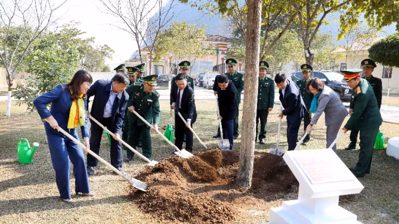Phó Thủ tướng Chính phủ Hồ Đức Phớc, cùng các đồng chí lãnh đạo tỉnh Điện Biên trồng cây lưu niệm tại Cửa khẩu quốc tế Tây Trang. Phó Thủ tướng Chính phủ Hồ Đức Phớc, cùng các đồng chí lãnh đạo tỉnh Điện Biên trồng cây lưu niệm tại Cửa khẩu quốc tế Tây Trang.