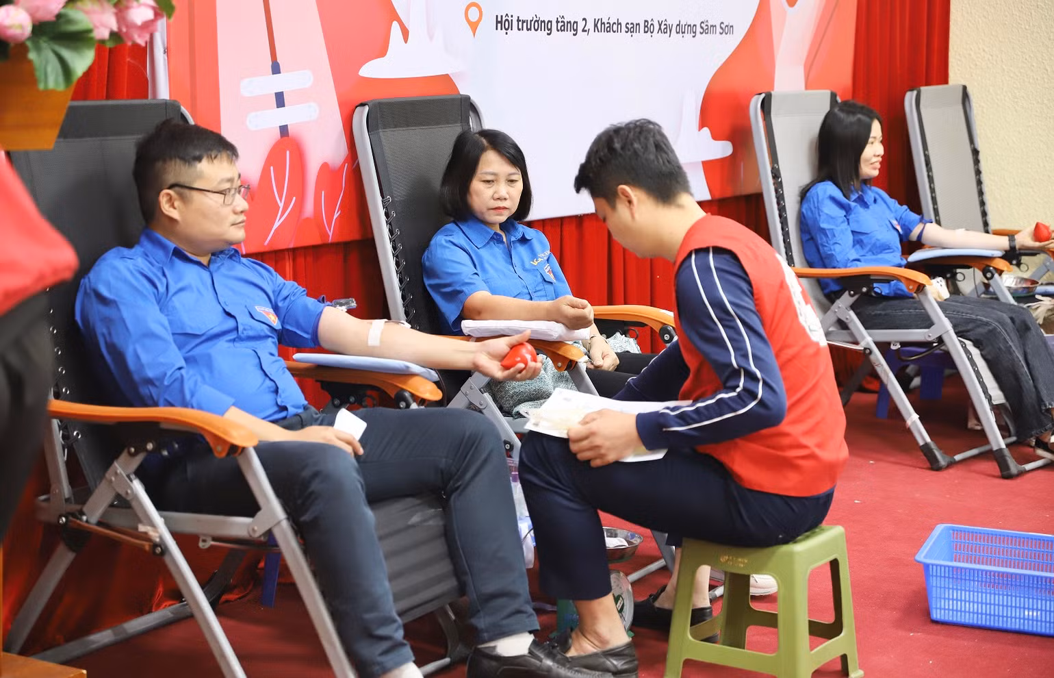 Các đoàn viên Vicem tham gia hiến máu.