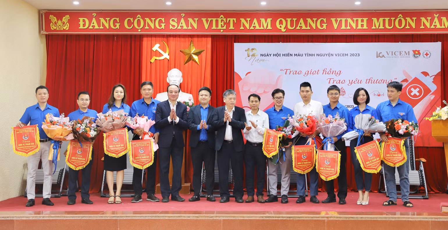Tặng quà các đơn vị tham gia ngày hội hiến máu tình nguyện "Giọt hồng VICEM lần thứ 12 năm 2023".