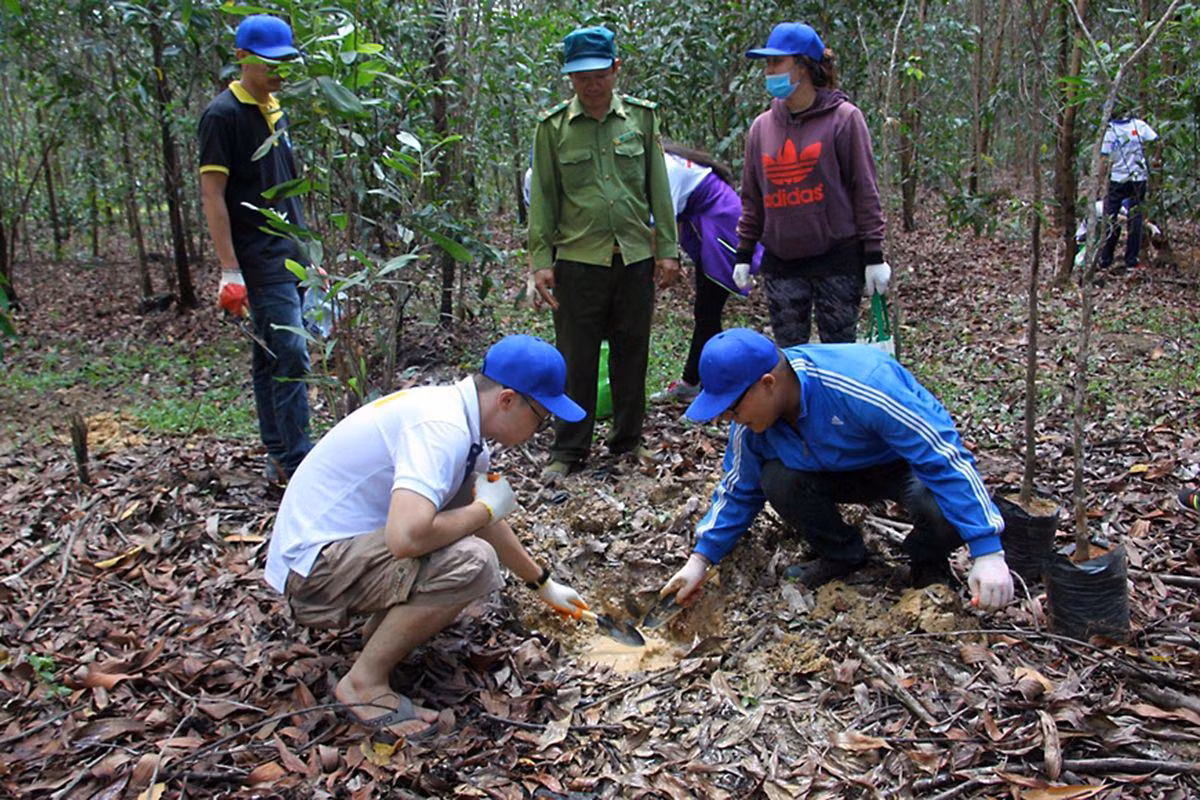 Sinh viên Trường đại học Hoa Sen tham quan, trồng cây tại Khu Bảo tồn thiên nhiên-văn hóa Đồng Nai. (Ảnh ANH MINH) Sinh viên Trường đại học Hoa Sen tham quan, trồng cây tại Khu Bảo tồn thiên nhiên-văn hóa Đồng Nai. (Ảnh ANH MINH)