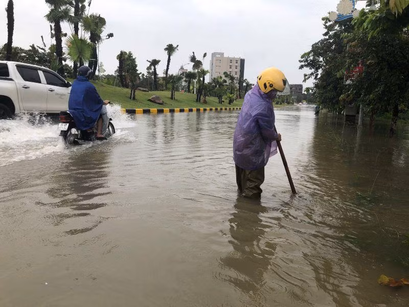Công nhân Công ty CP Môi trường và Đô thị Việt Trì khơi thông cống thoát nước tại đường Phù Đổng.