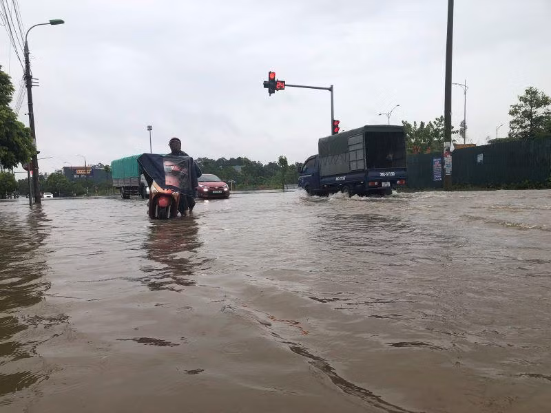 Tuyến đường Nguyễn Du kéo dài có nhiều chỗ ngập sâu gần 1m.