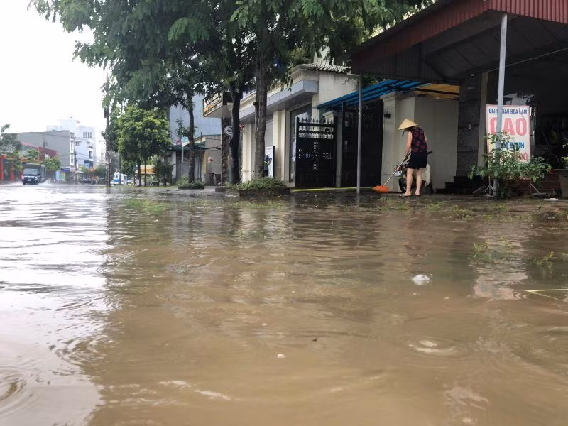 Tuyến đường Nguyễn Du kéo dài có nhiều chỗ ngập sâu gần 1m.