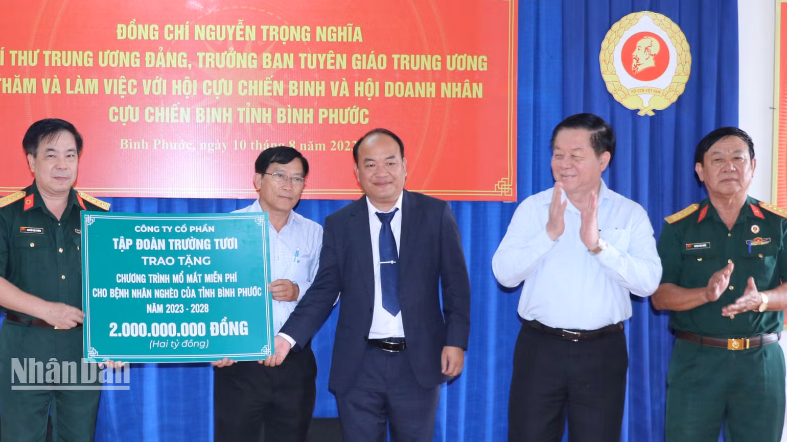 Đồng chí Nguyễn Trọng Nghĩa chứng kiến lễ trao tặng hai tỷ đồng cho chương trình mổ mắt cho bệnh nhân nghèo trên địa bàn tỉnh Bình Phước