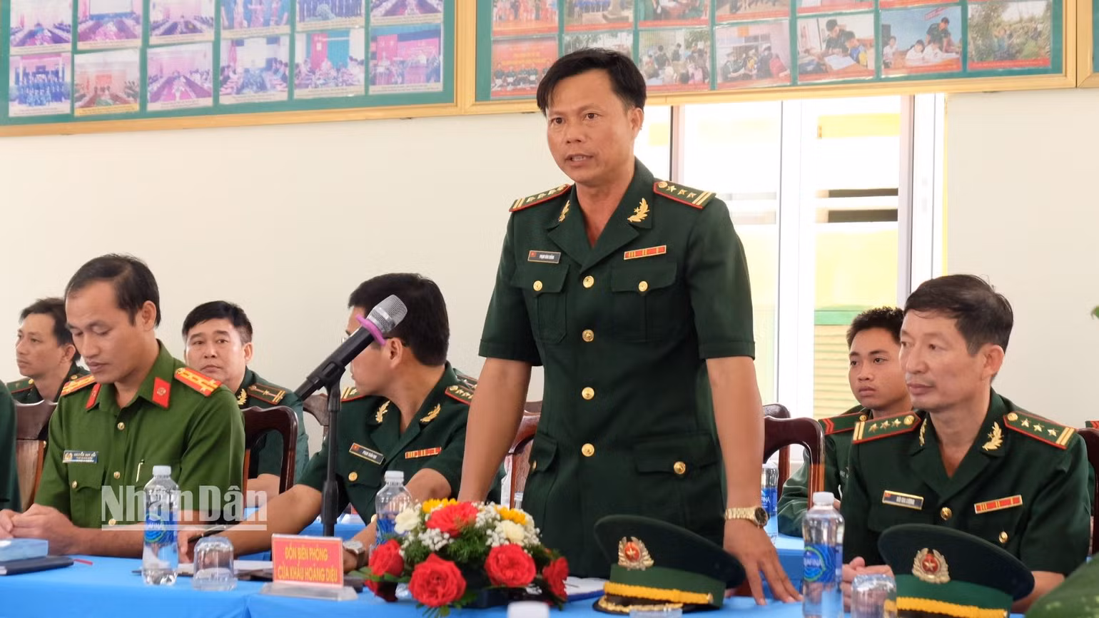 Thượng tá Phạm Văn Chỉnh, Đồn trưởng Đồn Biên phòng cửa khẩu Hoàng Diệu báo cáo tình hình với đoàn. Thượng tá Phạm Văn Chỉnh, Đồn trưởng Đồn Biên phòng cửa khẩu Hoàng Diệu báo cáo tình hình với đoàn.