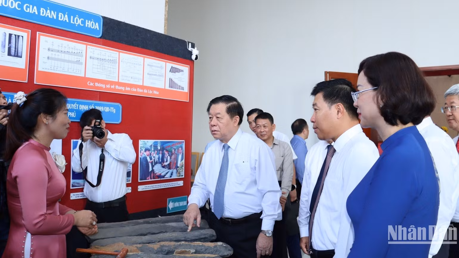 Đồng chí Nguyễn Trọng Nghĩa tham quan bộ đàn đá trưng bày bên lề hội nghị. Đồng chí Nguyễn Trọng Nghĩa tham quan bộ đàn đá trưng bày bên lề hội nghị.