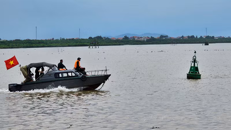 Biên phòng tuần tra, cảnh báo phương tiện ven biển và hộ nuôi trồng chủ động phòng, tránh thiên tai.