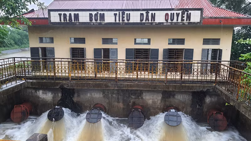 Doanh nghiệp thủy nông vận hành trạm bơm tiêu, thoát nước. Doanh nghiệp thủy nông vận hành trạm bơm tiêu, thoát nước.