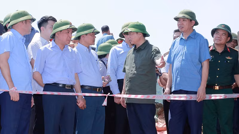 Phó Thủ tướng trao đổi tại khu vực xảy ra sự cố dưới đê tả sông Mã.