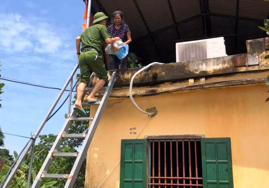 Công an Thanh Hóa tiếp cận, trợ giúp người dân bị ngập nước. Công an Thanh Hóa tiếp cận, trợ giúp người dân bị ngập nước.