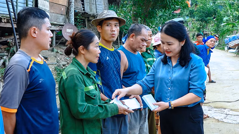 Lãnh đạo huyện Quan Sơn trao tặng quà, động viên các hộ phải di dời khẩn cấp, tránh sạt, lở đất. Lãnh đạo huyện Quan Sơn trao tặng quà, động viên các hộ phải di dời khẩn cấp, tránh sạt, lở đất.