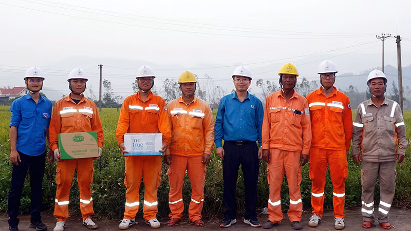 Lãnh đạo điện lực Thanh Hóa tặng quà cho lực lượng xung kích.