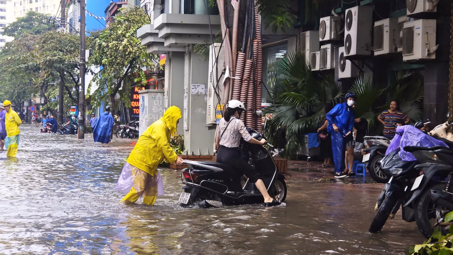 Lũ sông Thao vượt mức lịch sử, nước sông Hồng dâng cao ảnh hưởng một số vùng ở Hà Nội ảnh 24
