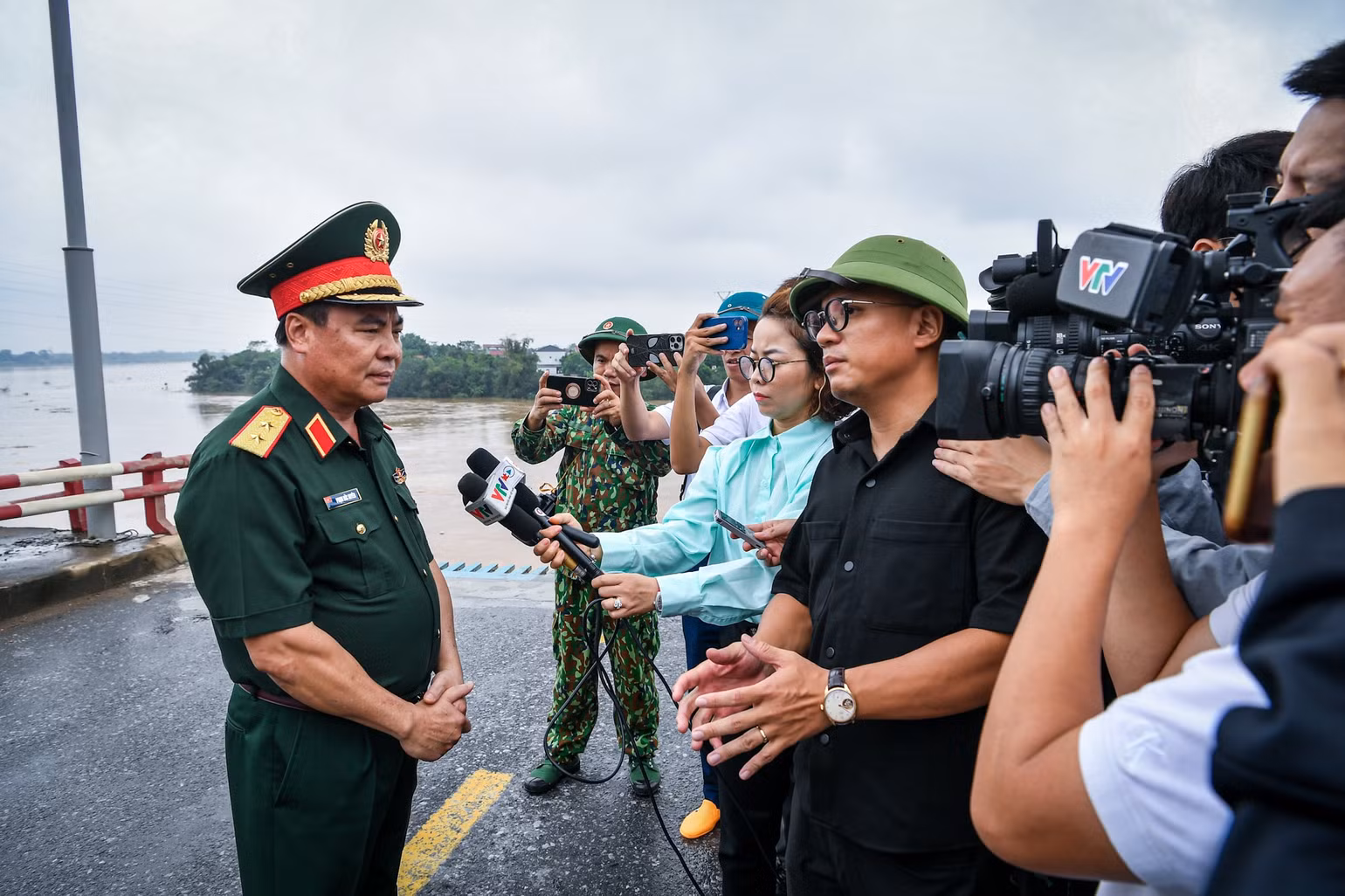 Lũ sông Thao vượt mức lịch sử, nước sông Hồng dâng cao ảnh hưởng một số vùng ở Hà Nội ảnh 21