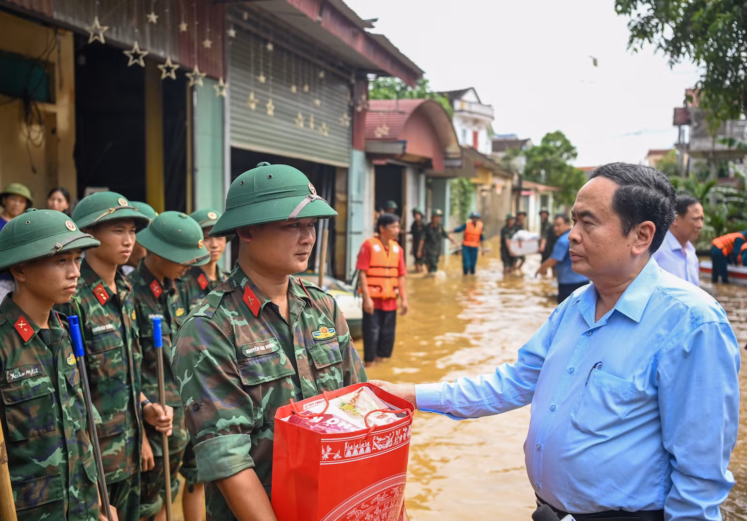 Chủ tịch Quốc hội Trần Thanh Mẫn thăm hỏi, tặng quà lực lượng làm nhiệm vụ khắc phục hậu quả mưa lũ tại xã Nga My, huyện Phú Bình. Chủ tịch Quốc hội Trần Thanh Mẫn thăm hỏi, tặng quà lực lượng làm nhiệm vụ khắc phục hậu quả mưa lũ tại xã Nga My, huyện Phú Bình.