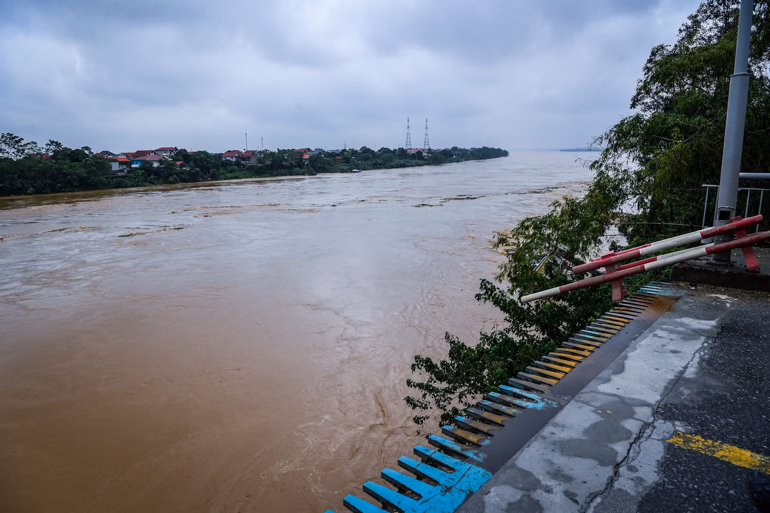 Lũ sông Thao vượt mức lịch sử, nước sông Hồng dâng cao ảnh hưởng một số vùng ở Hà Nội ảnh 20