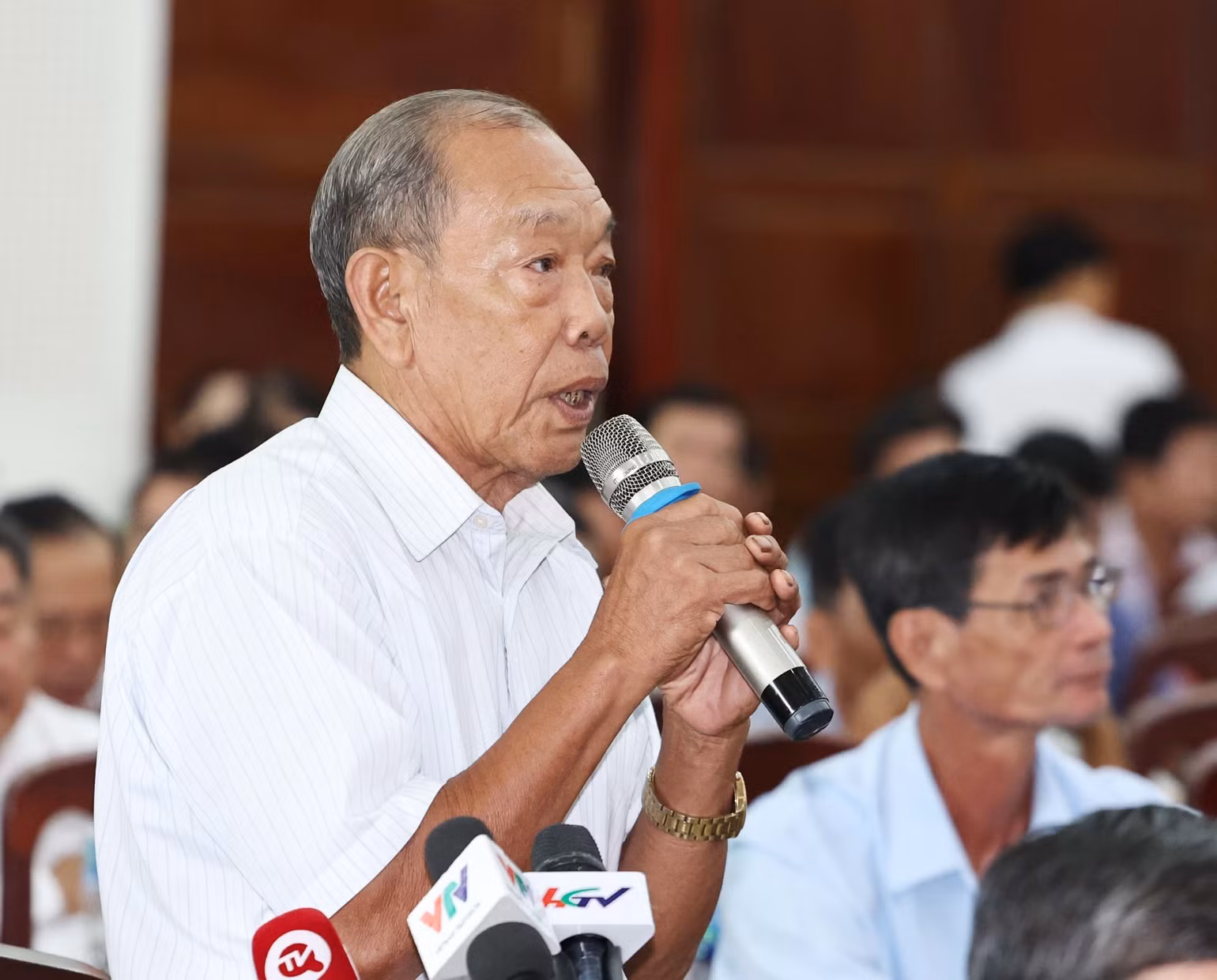 Cử tri Trương Văn Dương, cán bộ hưu trí (ấp Mỹ Phú, xã Tân Phước Hưng, huyện Phụng Hiệp) phát biểu. Cử tri Trương Văn Dương, cán bộ hưu trí (ấp Mỹ Phú, xã Tân Phước Hưng, huyện Phụng Hiệp) phát biểu.