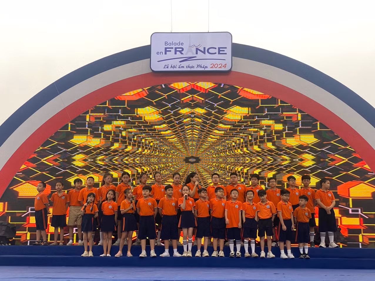 Một tiết mục biểu diễn của học sinh tiểu học khối tiếng Pháp tại Balade en France Một tiết mục biểu diễn của học sinh tiểu học khối tiếng Pháp tại Balade en France