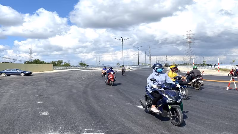 Đường Phạm Hữu Lầu (từ Lê Văn Lương đến Nguyễn Hữu Thọ) dài 1.485m, gồm 4 làn xe, lộ giới 30m.