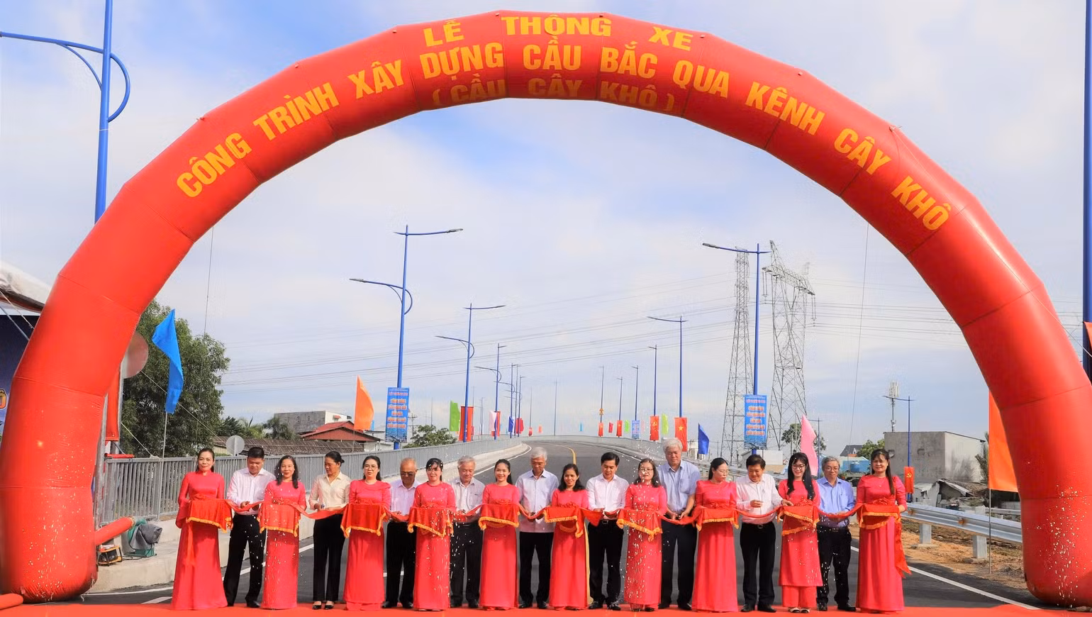 Cầu Cây Khô có chiều dài dài nhất trên địa bàn huyện Nhà Bè, mở ra cơ hội kết nối giữa huyện Nhà Bè với cửa ngõ phía tây của Thành phố. (Ảnh: QUÝ HIỀN) Cầu Cây Khô có chiều dài dài nhất trên địa bàn huyện Nhà Bè, mở ra cơ hội kết nối giữa huyện Nhà Bè với cửa ngõ phía tây của Thành phố. (Ảnh: QUÝ HIỀN)