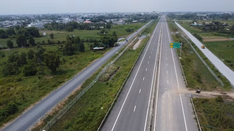 Đường cao tốc Bến Lức -Long Thành, đoạn phía tây đã thi công xong phần lớn khối lượng. (Ảnh: QUÝ HIỀN)