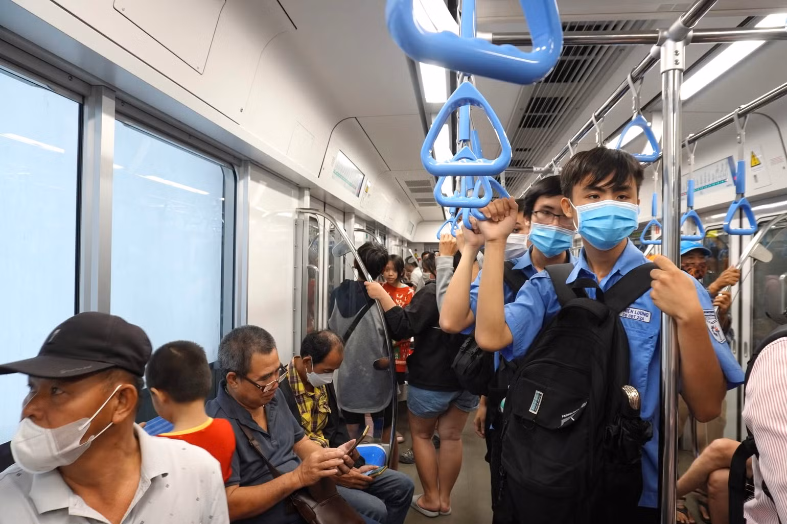 Hành khách sử dụng Metro để đi làm, đi học, nhất là sinh viên. (Ảnh: QUÝ HIỀN) Hành khách sử dụng Metro để đi làm, đi học, nhất là sinh viên. (Ảnh: QUÝ HIỀN)