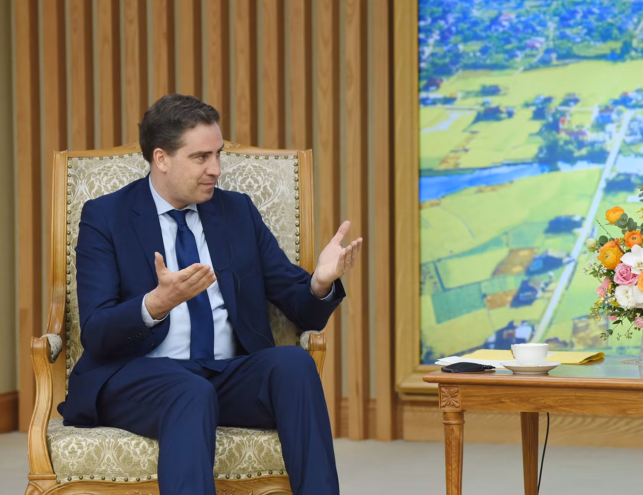 Bộ trưởng Pháp Olivier Becht đánh giá cao vai trò cộng đồng người Việt Nam tại Pháp, coi đây là cầu nối quan trọng giữa hai nước. Bộ trưởng Olivier Becht nhất trí tiềm năng hợp tác kinh tế giữa hai nước còn rất lớn; khẳng định sẽ tiếp tục thúc đẩy hợp tác với Việt Nam trong các lĩnh vực Pháp có thế mạnh như ứng phó chống biến đổi khí hậu, hạ tầng giao thông đô thị, y tế, năng lượng, hàng không, chính phủ điện tử…