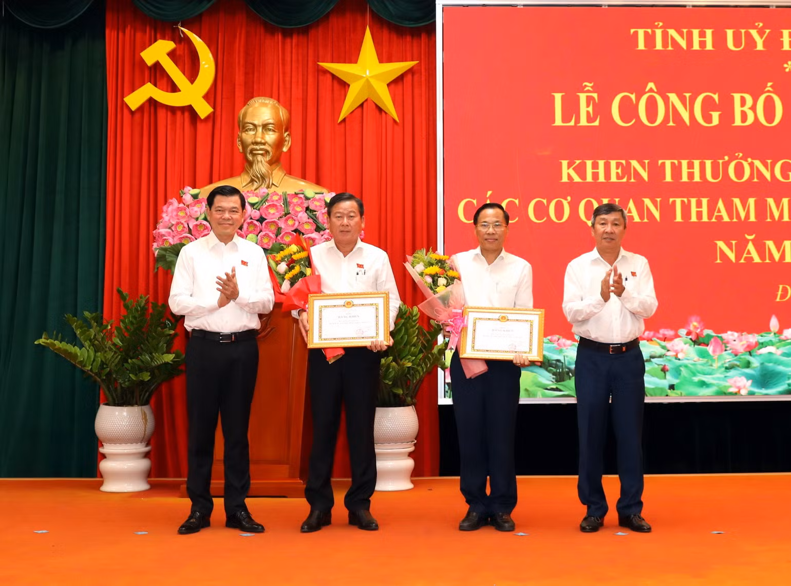 Bí thư Tỉnh ủy Nguyễn Hồng Lĩnh và Phó Bí thư Thường trực Tỉnh ủy Hồ Thanh Sơn trao danh hiệu đạt tiêu chuẩn hoàn thành xuất sắc nhiệm vụ tiêu biểu năm 2022 cho Ban Tuyên giáo Tỉnh ủy và Ban Dân vận Tỉnh ủy. Bí thư Tỉnh ủy Nguyễn Hồng Lĩnh và Phó Bí thư Thường trực Tỉnh ủy Hồ Thanh Sơn trao danh hiệu đạt tiêu chuẩn hoàn thành xuất sắc nhiệm vụ tiêu biểu năm 2022 cho Ban Tuyên giáo Tỉnh ủy và Ban Dân vận Tỉnh ủy.