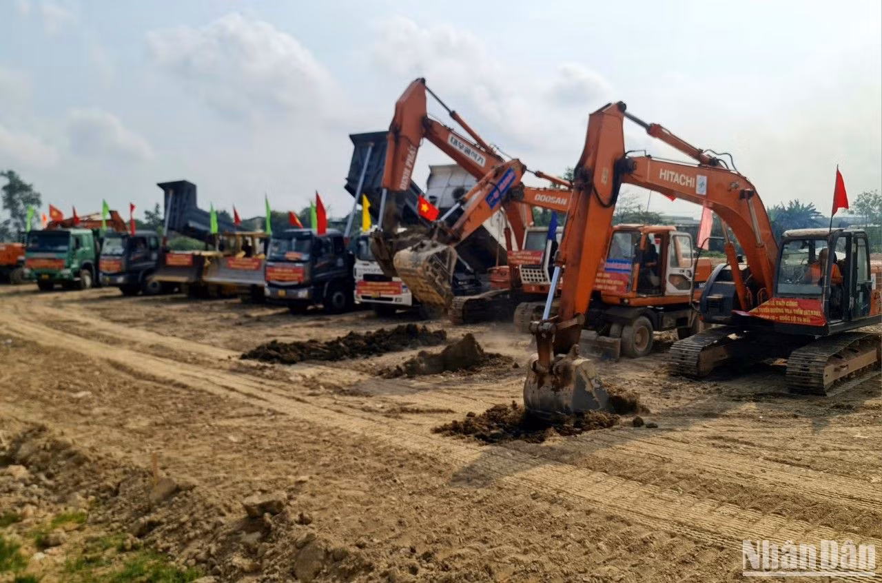 Bình Định nỗ lực xây dựng, hoàn thiện hệ thống kết cấu hạ tầng đồng bộ, hiện đại nhằm thúc đẩy phát triển kinh tế-xã hội. Bình Định nỗ lực xây dựng, hoàn thiện hệ thống kết cấu hạ tầng đồng bộ, hiện đại nhằm thúc đẩy phát triển kinh tế-xã hội.