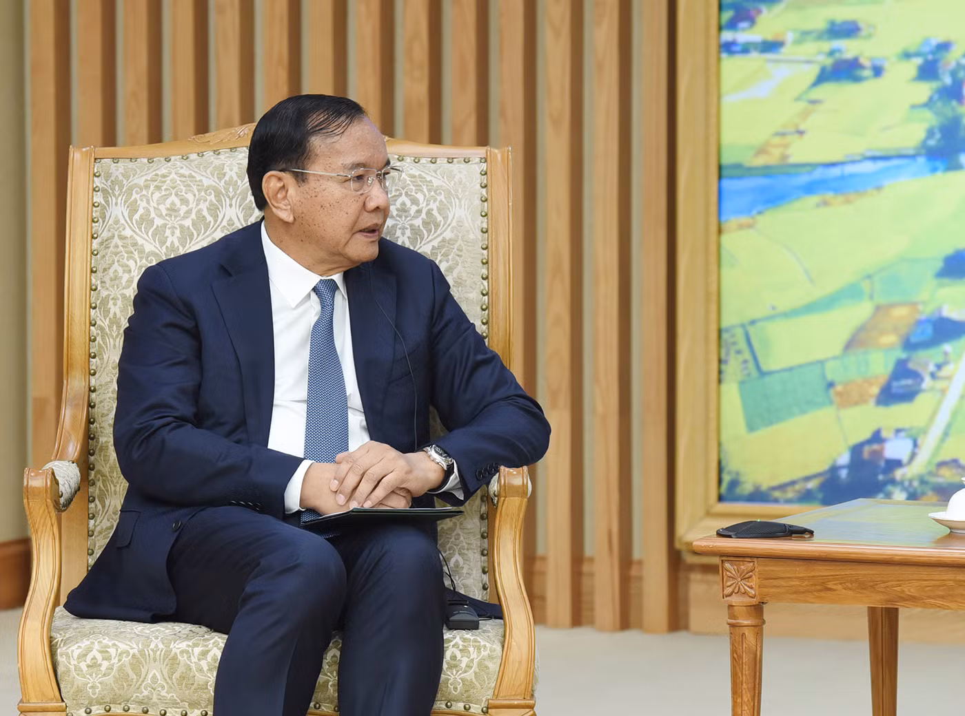 Phó Thủ tướng, Bộ trưởng Ngoại giao Campuchia báo cáo với Thủ tướng về kết quả cuộc hội đàm với Bộ trưởng Ngoại giao Bùi Thanh Sơn cũng như kết quả tốt đẹp của Kỳ họp lần thứ 20 Ủy ban Hỗn hợp hai nước. Phó Thủ tướng, Bộ trưởng Bộ Ngoại giao Campuchia cũng bày tỏ vui mừng về việc quan hệ Việt Nam và Campuchia tiếp tục được củng cố và phát triển tốt đẹp trên tất cả các lĩnh vực.