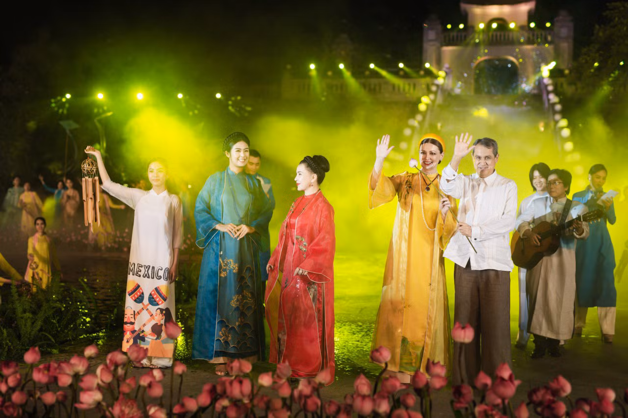 Đại sứ, phu nhân các nước trong tà áo dài Việt Nam tại Festival Áo dài Quảng Ninh 2022. (Ảnh: toquoc.vn) Đại sứ, phu nhân các nước trong tà áo dài Việt Nam tại Festival Áo dài Quảng Ninh 2022. (Ảnh: toquoc.vn)