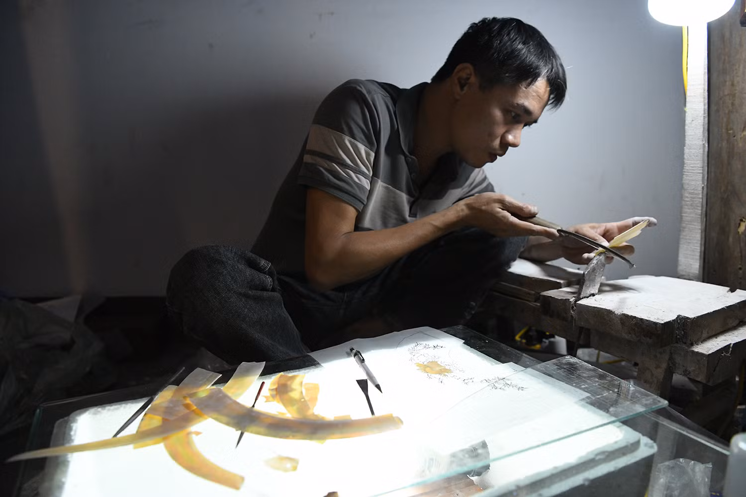 Dưới bàn tay tài hoa của người thợ, những vỏ trai, vỏ ốc tưởng chừng vô tri vô giác, sau khi được làm sạch, cắt gọt, mài nhẵn, mài phẳng… đã thành chất liệu nghệ thuật độc đáo. Khi được gắn lên các vật dụng, bức tranh, chúng bừng sáng vẻ đẹp lấp lánh, góp phần tạo nên những tác phẩm khảm trai tinh xảo, có giá trị nghệ thuật và thẩm mỹ cao.
